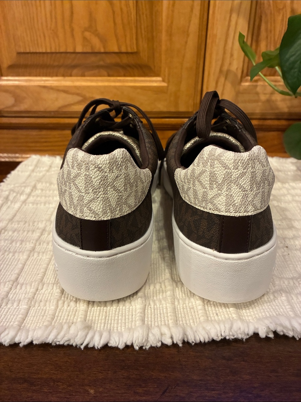 Size 9.5 MICHAEL Michael Kors Poppy Logo Platform Sneaker w/ Gold Accent (ABBA) - Picture 11 of 16